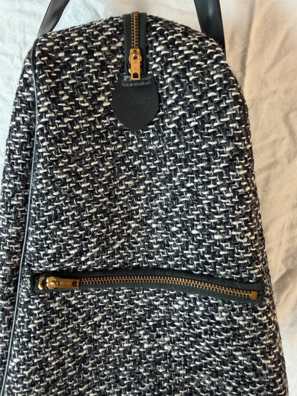 Gray Black White Tweed Crossbody Bag Gold Zippers Adjustable Strap - Picture 3 of 8